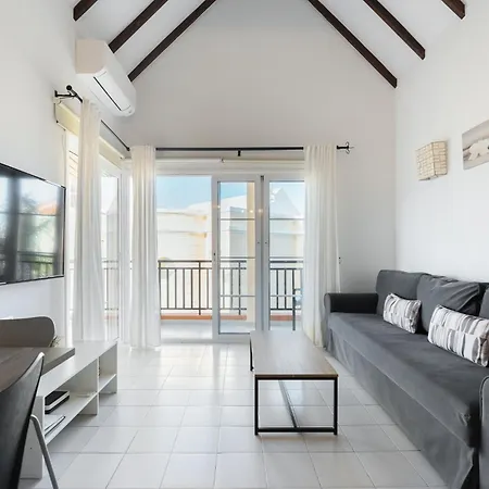 Benny Fanabe - 2 Bed Apartment, Ac, Pool & Parking