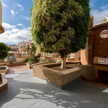 Benny Fanabe - 2 Bed Apartment, Ac, Pool & Parking