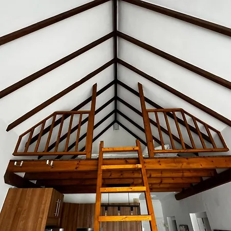 Benny With Garage Адехе